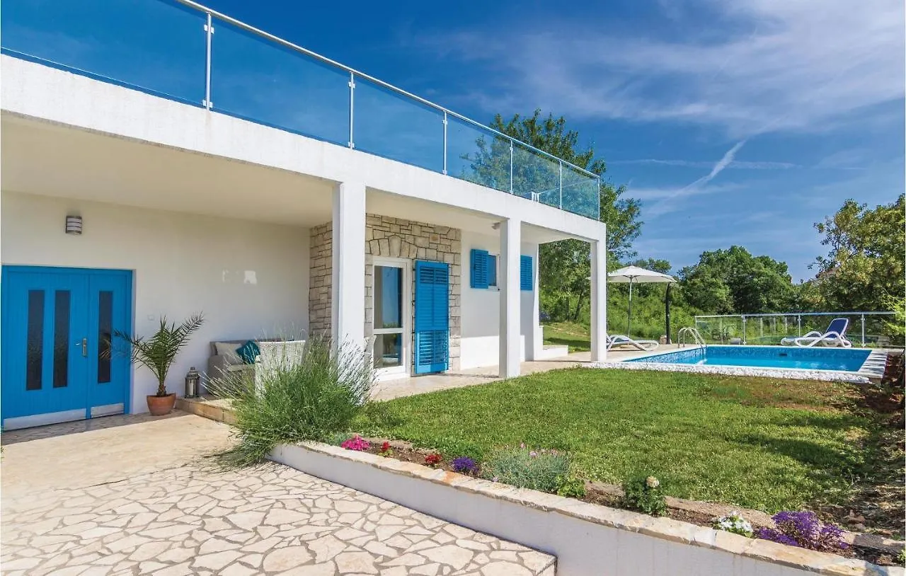Casa de Férias Gorgeous Home In Trget With Outdoor Swimming Pool